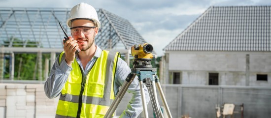 Notaires, géomètres-experts : un guide pour garantir les limites de propriété