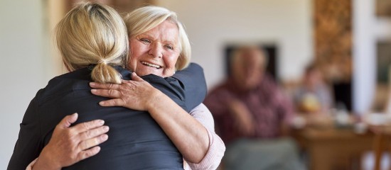 Médico-social : droit de visite dans les établissements sociaux et médico-sociaux